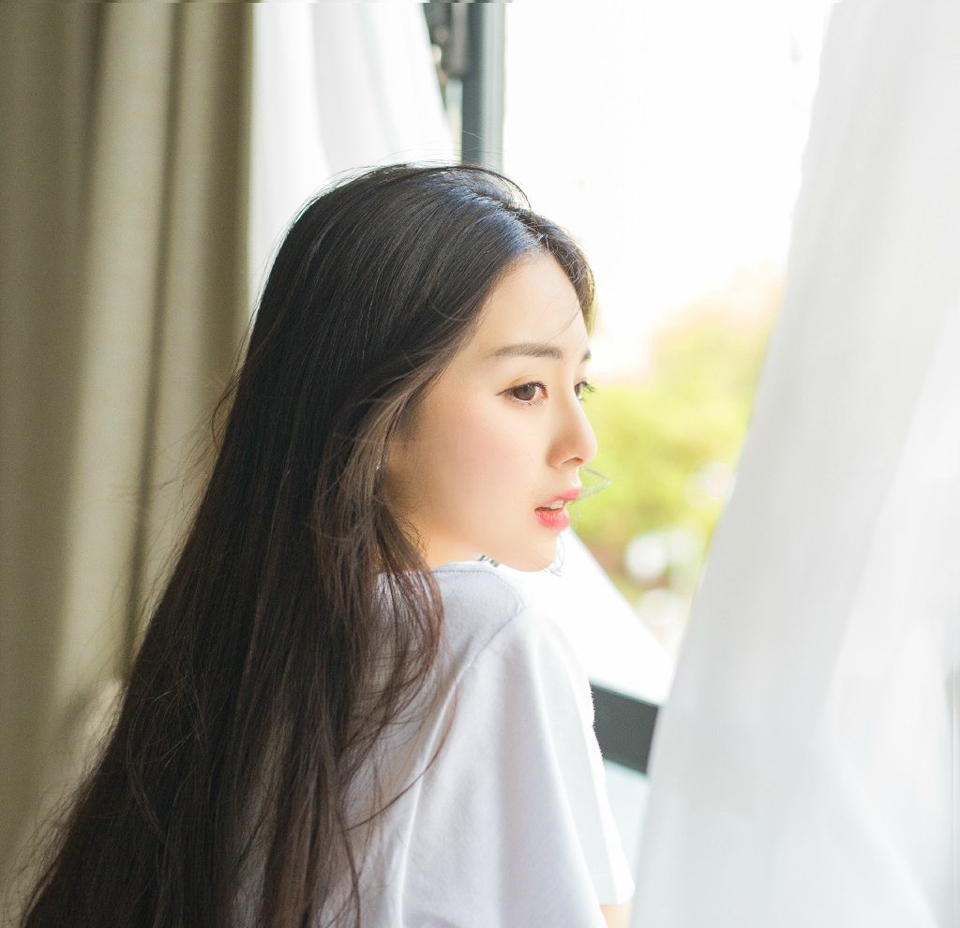 “告诉那些世家，我军承诺，入蜀之后，对世家一定秋毫无犯，更不会动他们如今拥有的利益，甚至还会做出一些让步！”想了想，诸葛亮又补了一句。
